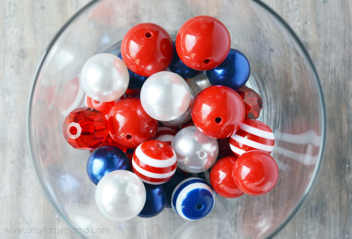 DIY Patriotic Necklace Tutorial at artsyfartsymama.com