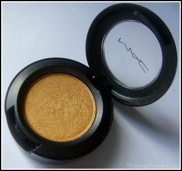 MAC Goldmine Eyeshadow Makeup Moment