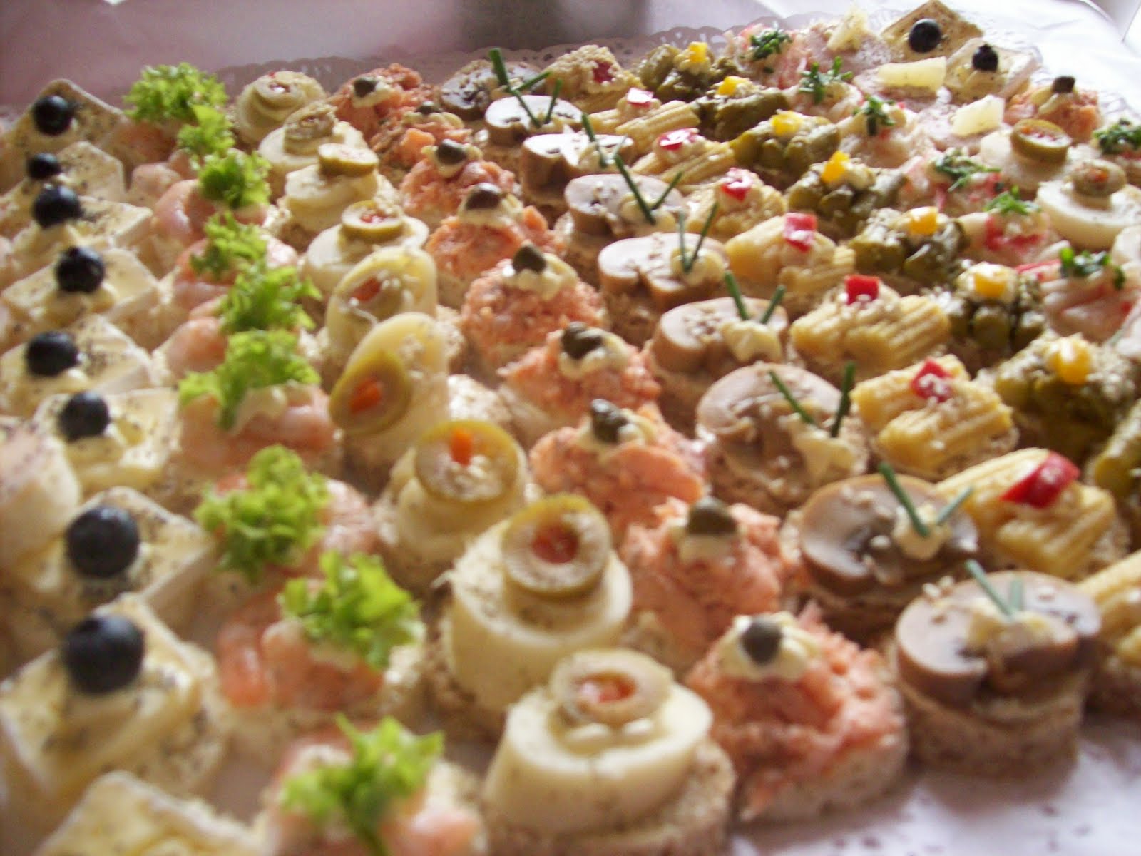 BANQUETERIA BETH Finos canapés...