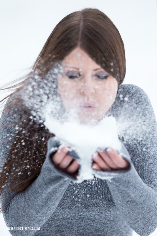 Schneeshooting Wintershooting Shooting im Schnee Frau pustet Schnee weg #wintershooting #schneeshooting #snow #schnee #winter #fotoshooting #portraitshooting