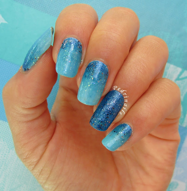 Blue gradient nails with glittered accent nail - photo © Pedrìnails