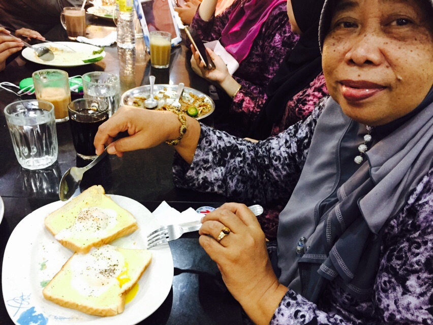 RAYA2015 AKTIVITI MALAM RAYA DI KEDAI MAMAK.. NURUL HARNANI KASMARI