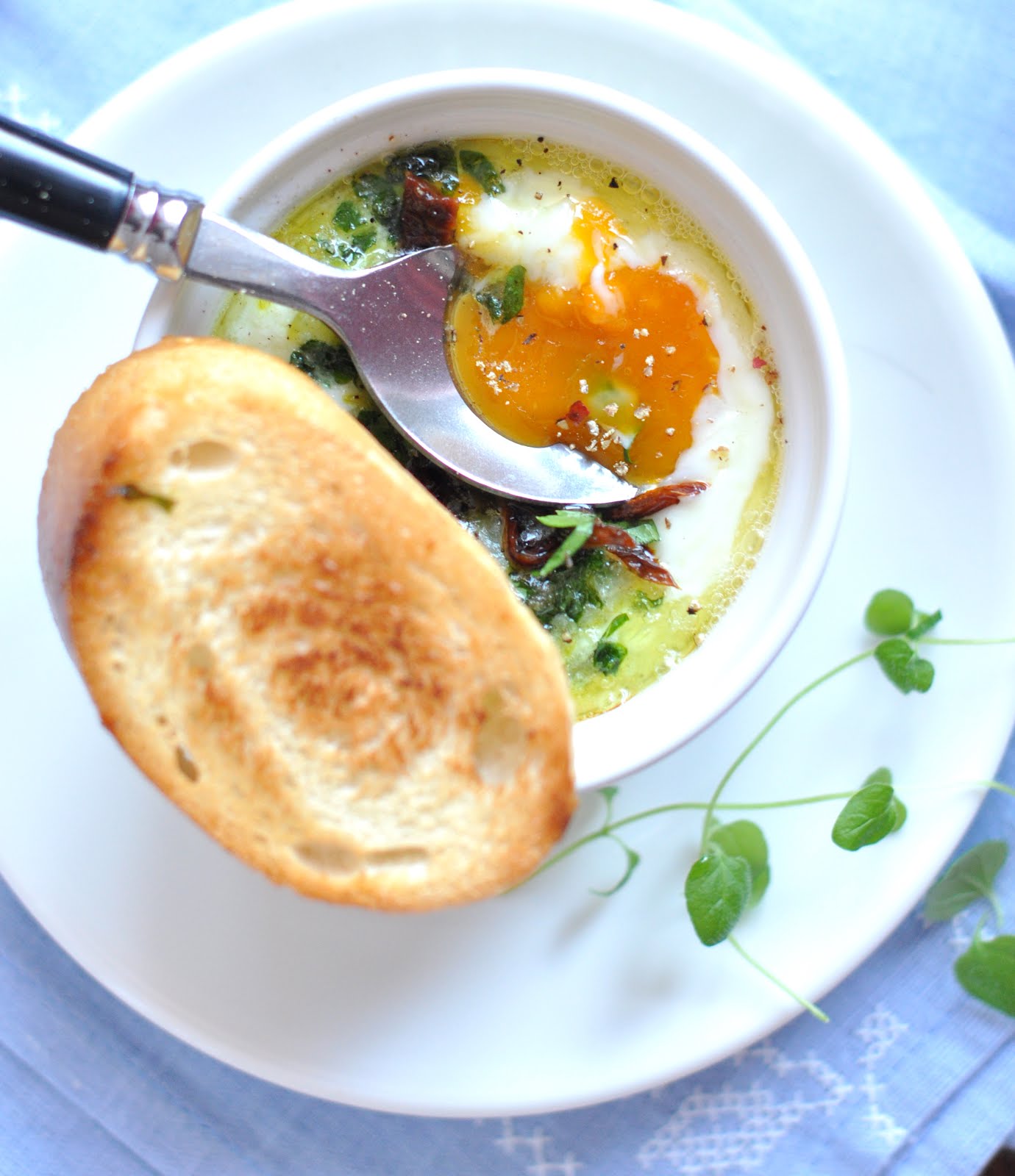 agata's kitchen Baked eggs with cream and herbs for breakfast