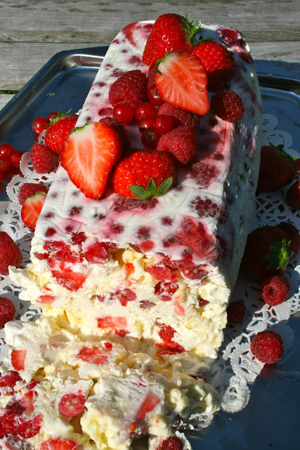 Ijscake met meringue en rood fruit