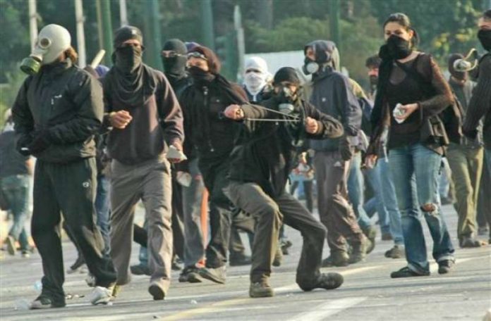 Αριστερά τάγματα εφόδου δρουν ανεξέλεγκτα στην Ελλάδα (Βίντεο) Αριστερά τάγματα εφόδου δρουν ανεξέλεγκτα στην Ελλάδα (Βίντεο)