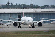 EMIRATES (B777200LR) pris le 262011 à l'Aéroport de GenèveCointrin par . (img )