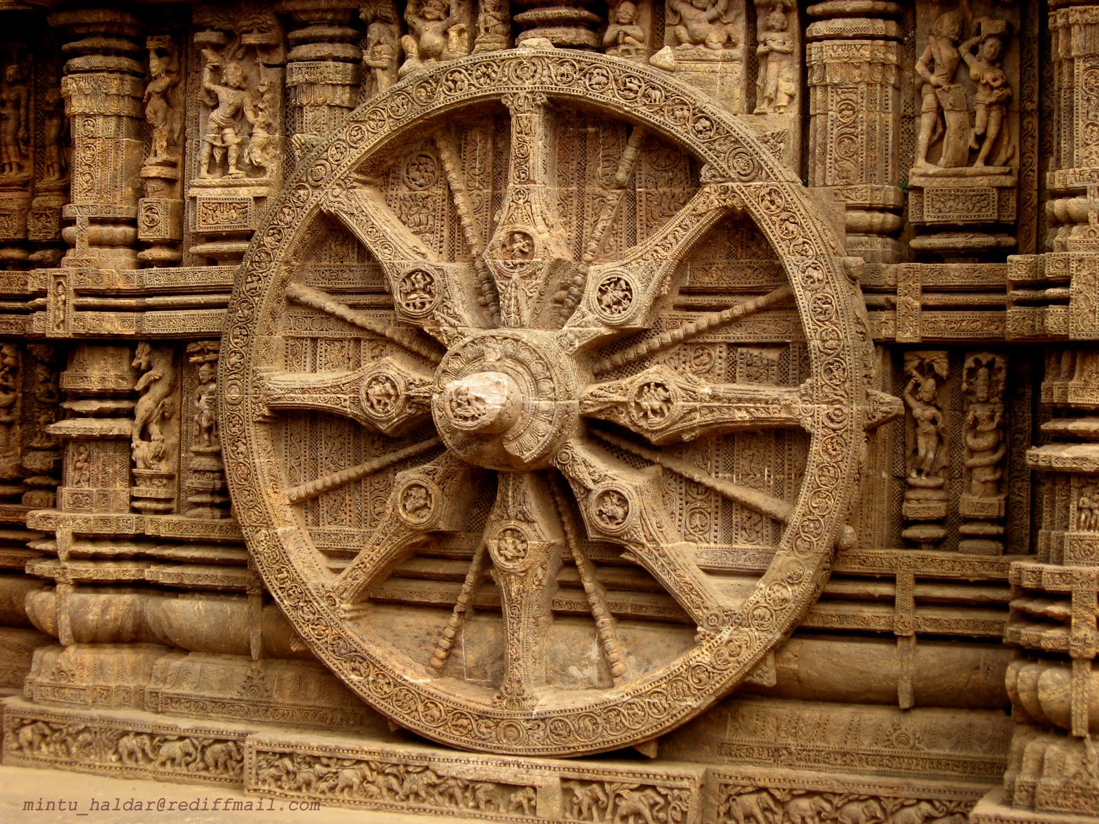 Konark_Sun_Temple_Wheel_By_Piyal_Kundu.j