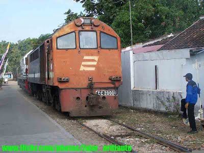 Jalur Kereta Teraneh Di Indonesia [ www.BlogApaAja.com ]