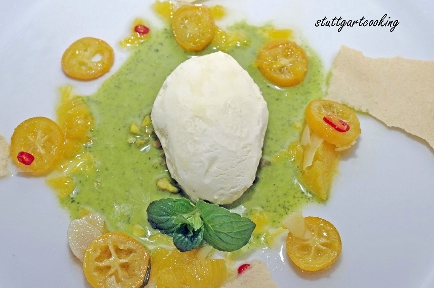 stuttgartcooking OlivenölVanilleEis auf einer Emulsion von der Minze