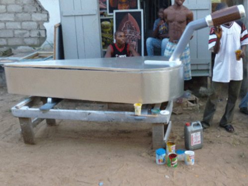 caixão em forma de colher de pedreiro