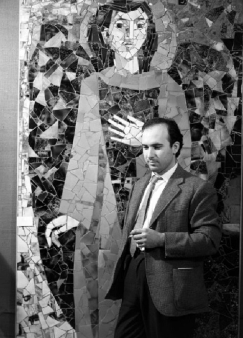 1962 ? JORDI BONET DEVANT SA MURALE AU PALAIS DU COMMERCE