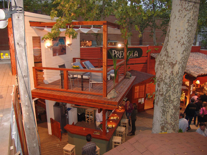Arlequin de madeira. Pergolas: Pérgola doble planta con toldos y entarimado
