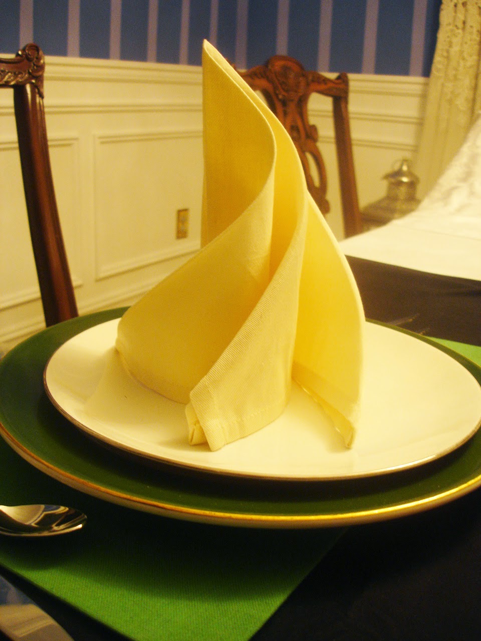 In and Out of the House SWIRL NAPKIN FOLDING 3 SWIRLS