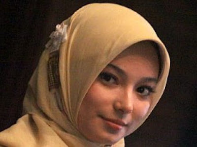 Artis Indonesia Tercantik Memakai Jilbab ~ Gaya Busana Muslim