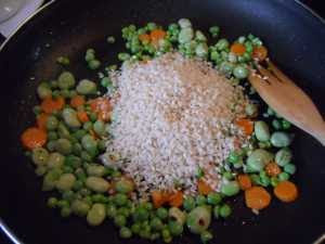 Saltear las verduras y el arroz.