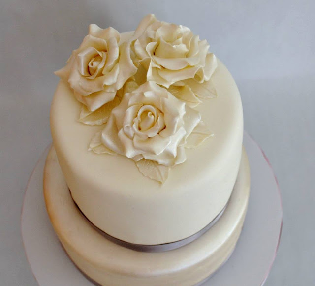 Tarta Bodas De Plata con Rosas blancas y hojas blancas Elegante Fondant Flores Efecto Perlado Sugar Dreams Gandia Oliva Les Dos Llunes dos Pisos