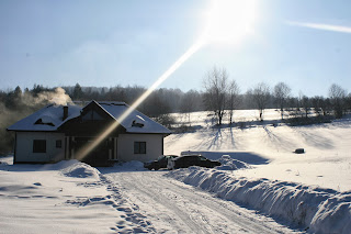 Dom w zimie, Górka na sanki, Ferie w górach, Bekid Niski