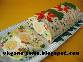 Салат-рулет с ветчиной,горошком и яблоками