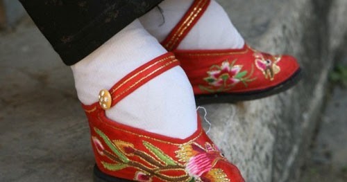 Sim, eu amo sapatos!!!: Pés de Lótus ou pés da tortura???