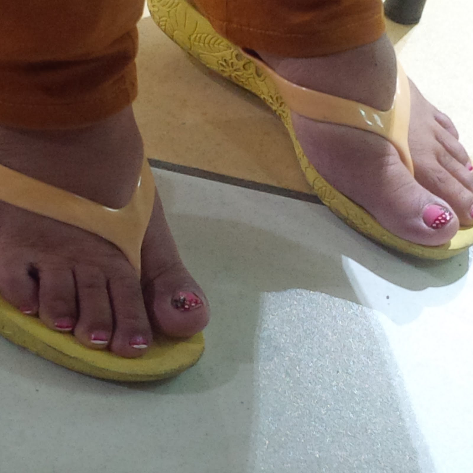 BEAUTIFUL AND CUTE FEET Pies dedos gordos en el supermercado