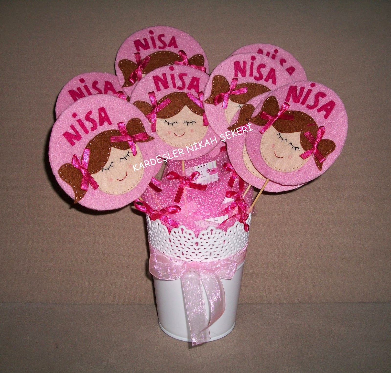 Kardeşler nikah Şekeri. Keçe kız bebek şekeri çubuk süs