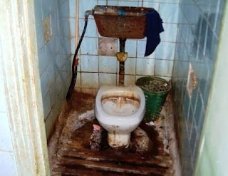 Noda Bandel Pada Dinding Toilet Noda kotor bandel di Kloset