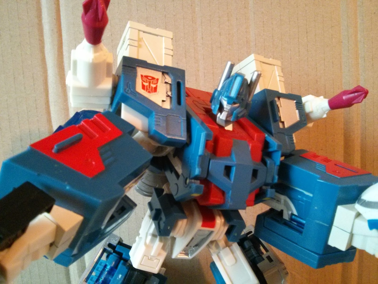 First Look at Transformers RED Ultra Magnus and Knockout