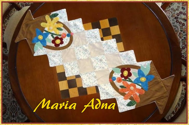 Caminho de mesa em patchwork e apliquê, Patchwork, Appllique, Patchwork e applilque, Applique-patchwork, Patchwork and applique table runner, patchwork talbe runner, applique table runner