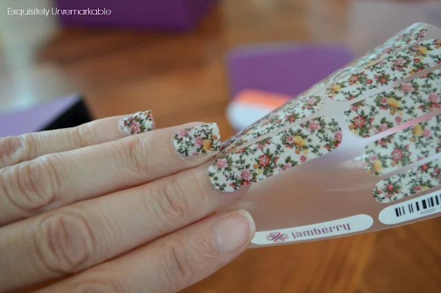 Measuring and applying nail wraps on fingers