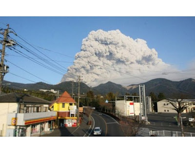 Gambar Letusan Gunung Berapi Shinmoedake Di Jepun Yang Disebabkan Oleh Gempa Bumi