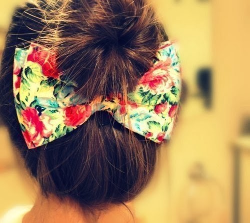 laço no cabelo estampa floral