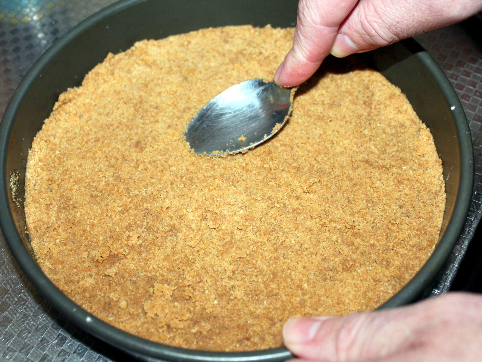 Use a blender to make a cheesecake crust Tutorial Geek