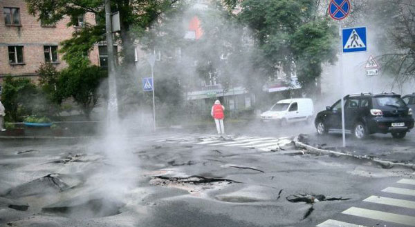  إنهيار أحد شوارع العاصمة الأوكرانية كييف المستضيفة لـ يورو 2012 Ukraine+EURO-2012-street-collapse-10