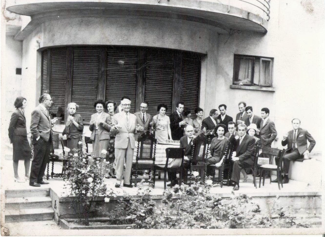 Tata Nicolae Marcov, cu profesorii de la catedra, sub geam in picioare aplecat inainte