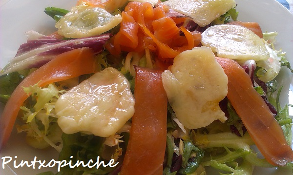 ENSALADA DE SALMÓN Y QUESO MANCHEGO VIEJO CON VINAGRE DE CEREZAS CASERO