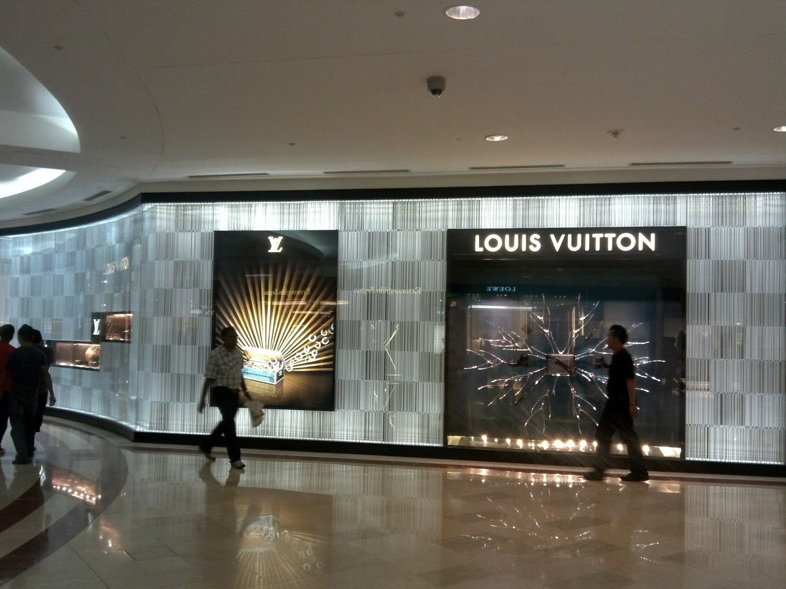 displayhunter2: Louis Vuitton: The walls could talk