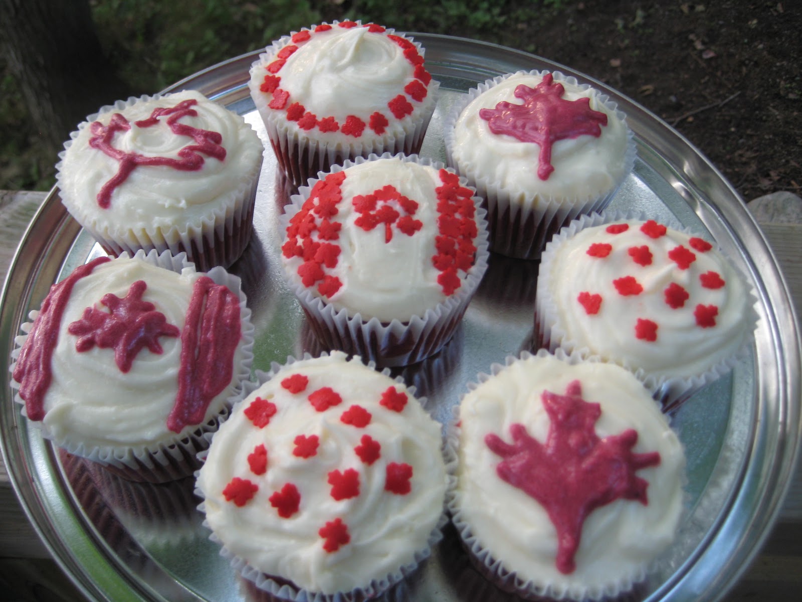 Canada+day+cupcakes+red+velvet