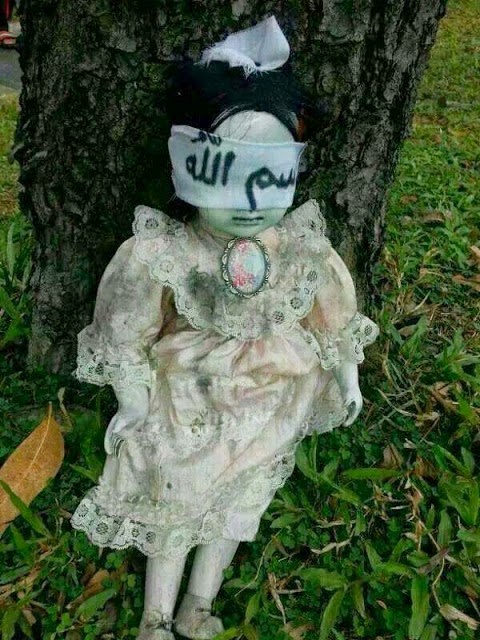 misteri dari boneka yang ditemukan di negara singapura ini. Boneka