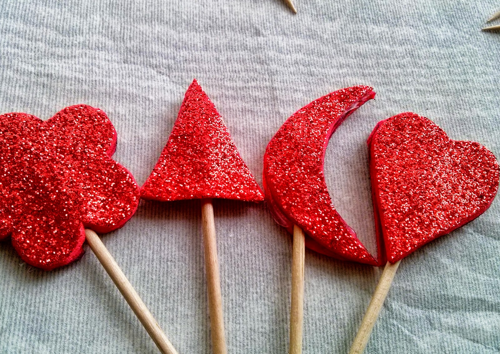 bizcocho de chocolate con estrellas palillos decorados con goma eva