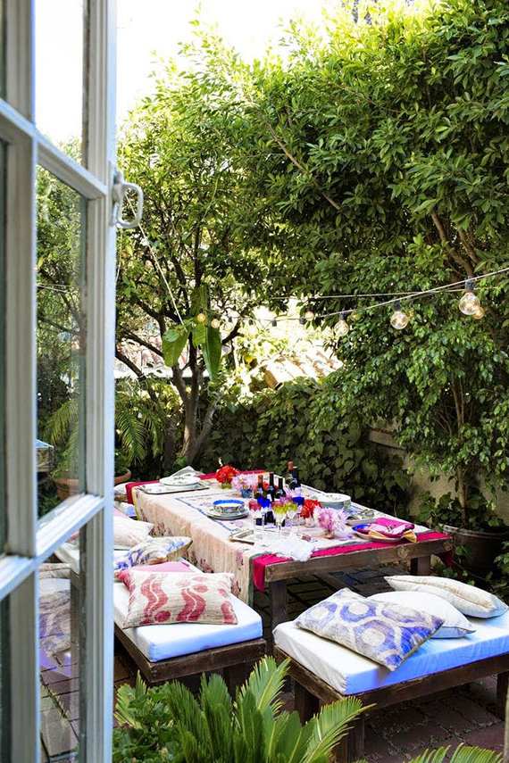 Colorful backyard dinner party | Photo by Jacqui Getty via Lonny.