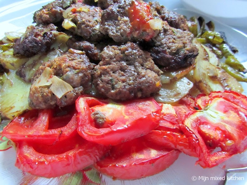 Mijn mixed kitchen Fırında köfte patates (köfte met aardappels en groenten uit de oven)