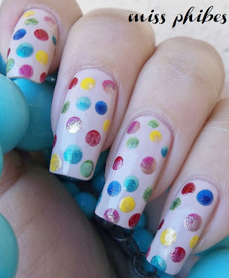 Nail art polka dots