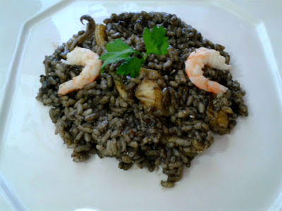 Hemos decorado el arroz con las gambas y una remita de perejil