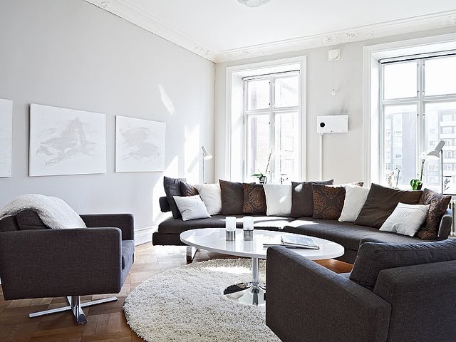 Interior Design and Decorating: Black sofa add to the beauty of