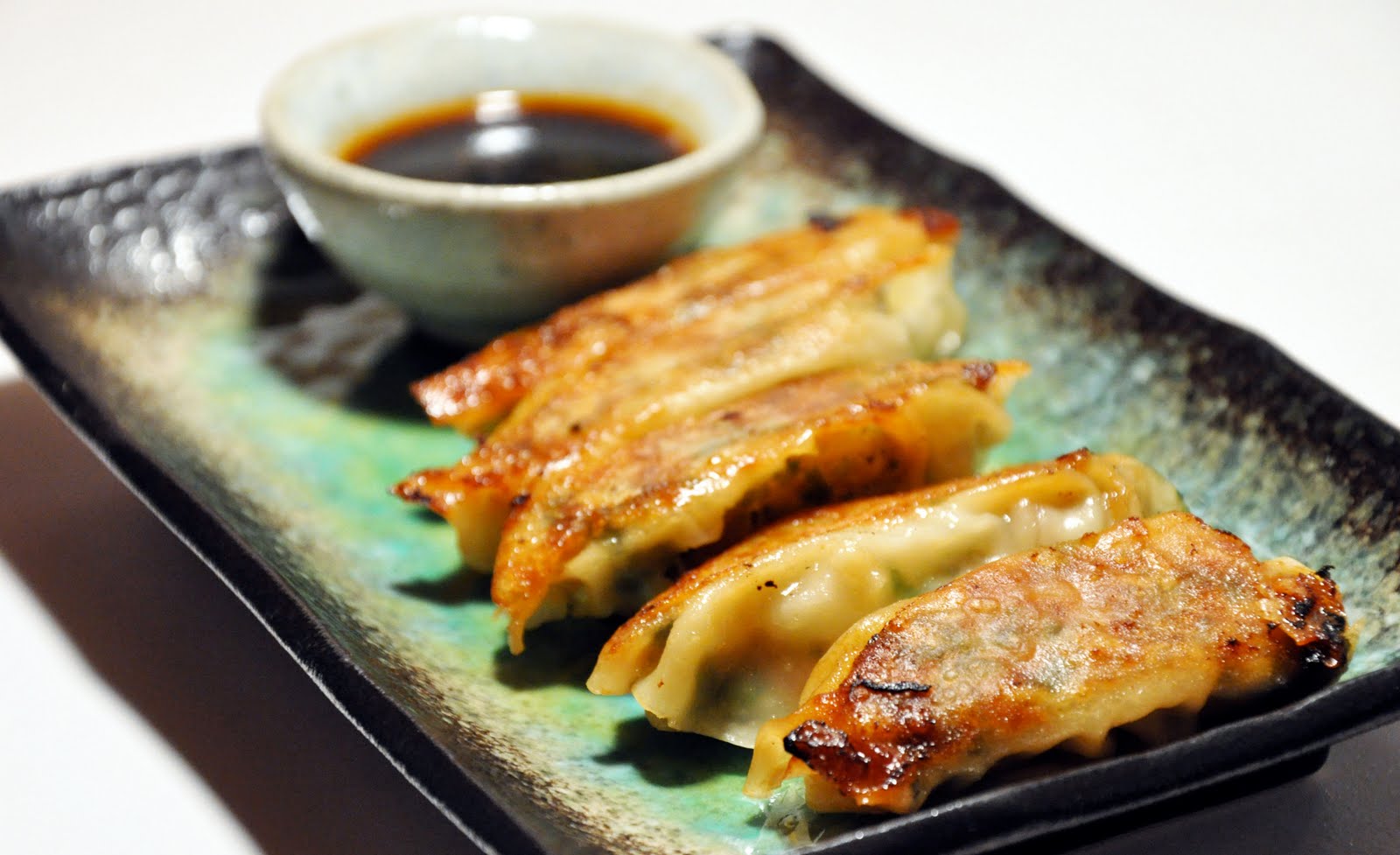 tsukurikata pork gyoza (potstickers) with dipping sauce