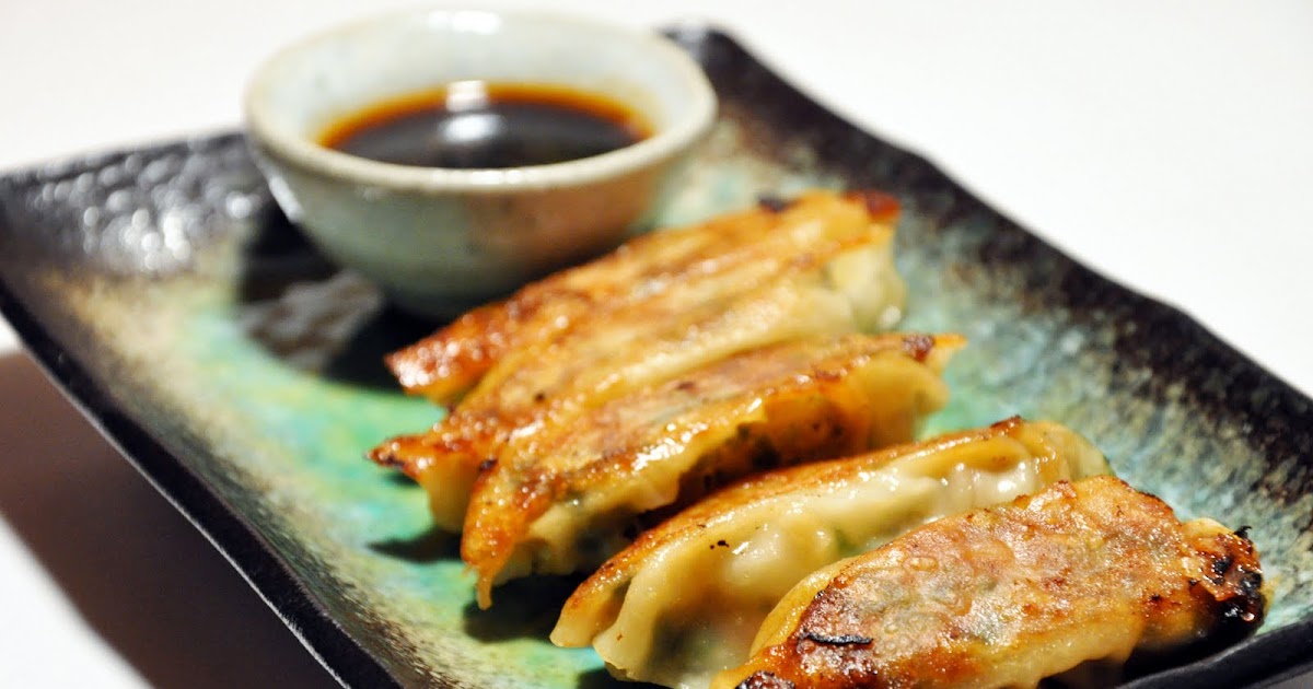 tsukurikata pork gyoza (potstickers) with dipping sauce