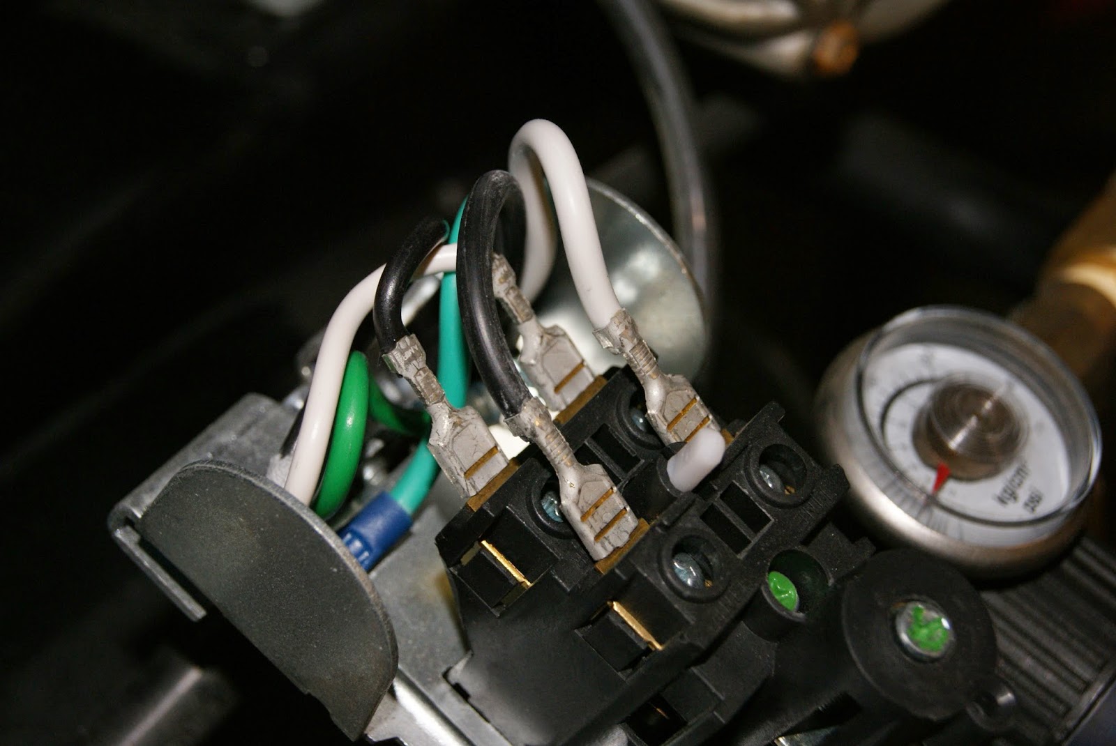 DOG Aviation John's RV-12 Blog: New Power Outlet For Air Compressor