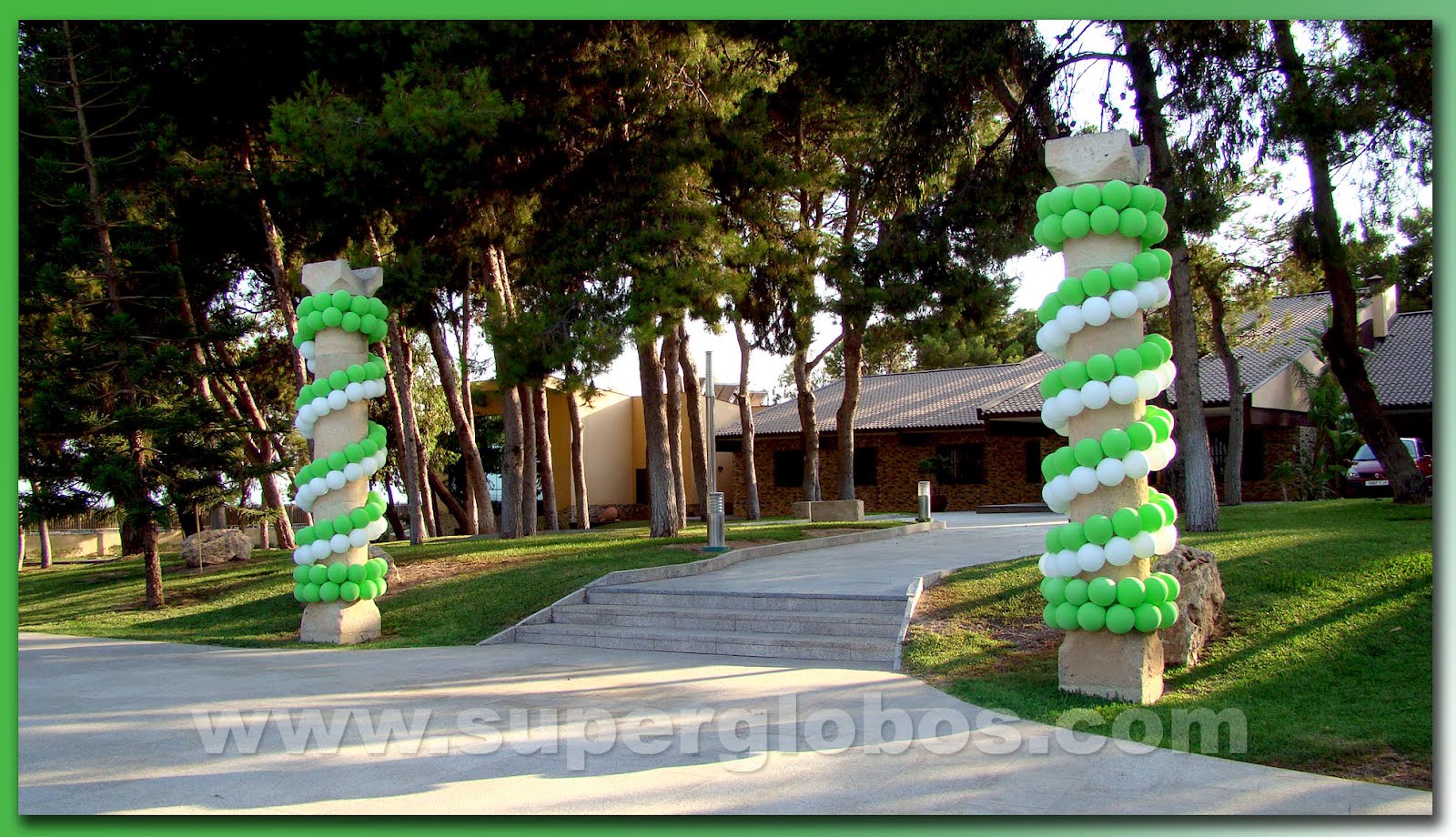 Las DECORACIONES CON GLOBOS en exteriores son muy vistosas y llamativas, aunque dependen mucho de los factores climáticos. El sol, la lluvia y el viento son