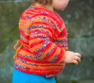 alt="Baby Kimono Wrap, crochet, instruções passo a passo, baby sweater, casaquinho de bebé"