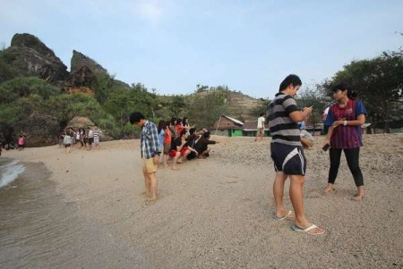 pengunjung pantai siung